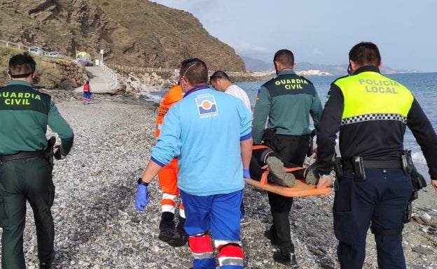 Herida una parapentista en Torrox tras sufrir una caída en la playa de Calaceite