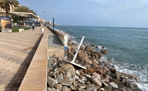 El temporal de levante causa estragos en las playas de la Axarquía