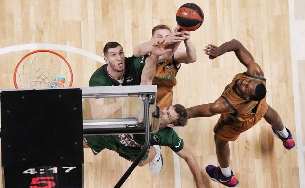 El Unicaja vence a golpe de triple (96-80)