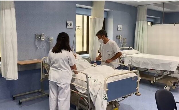 Sube la tasa de contagios y baja la de pacientes hospitalizados con Covid en Málaga