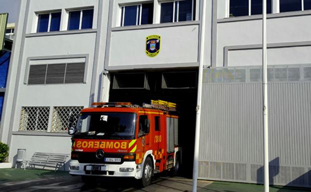 Benalmádena expedienta a un cabo de los Bomberos por negarse a baldear el barro de la calima