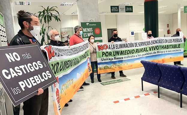 Vecinos de la zona de Bobadilla se encierran en una oficina de Unicaja Banco en Antequera