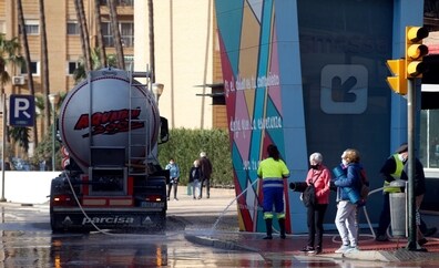 La limpieza de Málaga tras la calima no se completará antes de un mes