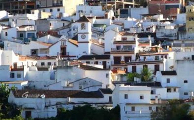 Fallece en Guaro tras caer de una escalera durante las tareas de limpieza de la fachada de su casa por la calima
