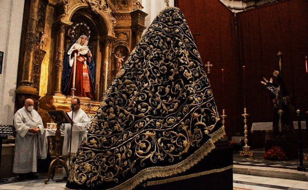 Viñeros restaura el manto de la Virgen del Traspaso y Soledad