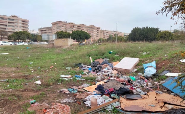 Dos décadas esperando un parque en Teatinos reconvertido en 'parking' y escombrera