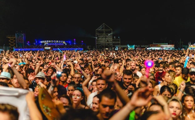 Buena conexión, kilómetros de playa y un vacío, los alicientes de la Costa como escenario de festivales