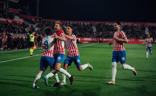 El Girona, en las antípodas del Málaga: euforia e ilusión por el ascenso directo