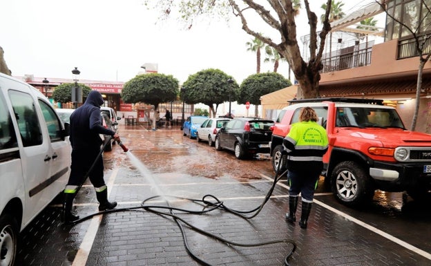 Medio centenar de instalaciones atendidas en Marbella por el dispositivo especial de limpieza por la calima
