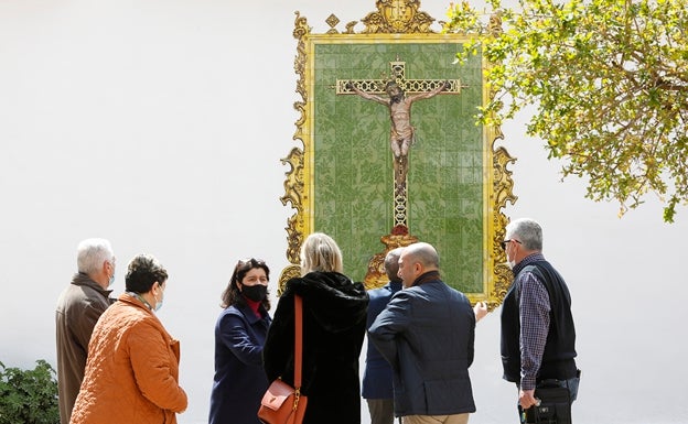 Los Estudiantes suman un azulejo del Cristo Verde al patio de su iglesia en Antequera