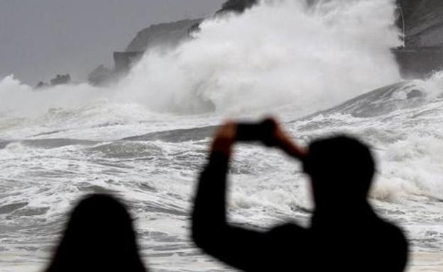 Málaga empezará la semana en aviso naranja y olas de hasta 10 metros