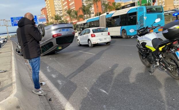 Cuatro heridos al chocar dos vehículos y volcar uno de ellos frente a la Comisaría Provincial de Málaga