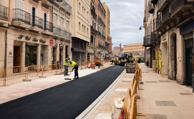 El asfalto llega a la calle Carretería