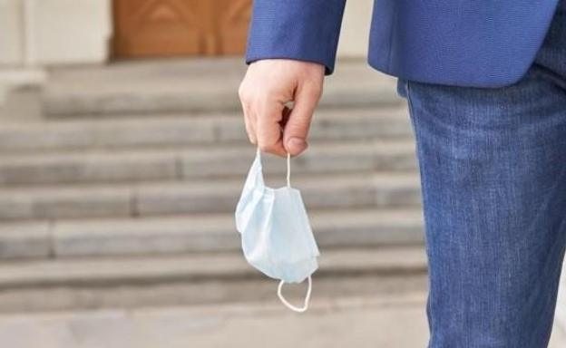 Andalucía plantea hasta cuándo mantener las mascarillas en interiores