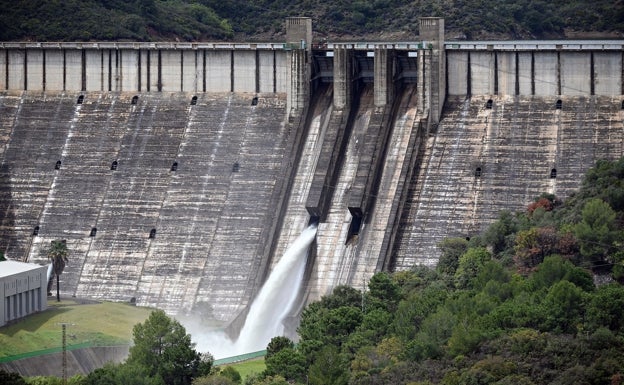 El embalse de La Concepción comienza a desaguar para limpiar el río Verde