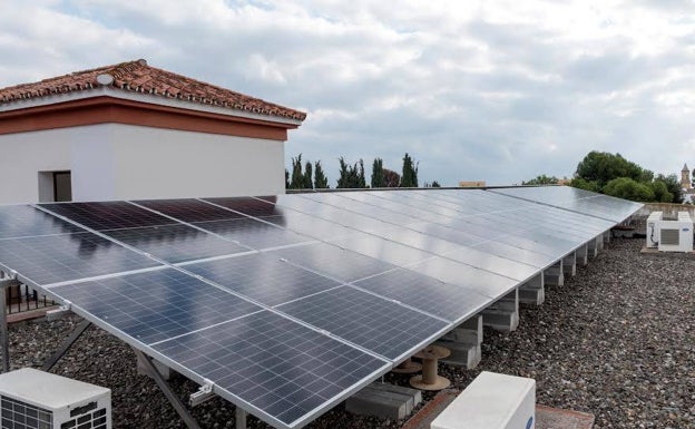 Estepona instala 170 farolas solares para reducir el consumo eléctrico y ahorrar en la factura de la luz