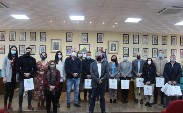 Doce servicios públicos y once empresas de la Axarquía renuevan el certificado de calidad turística