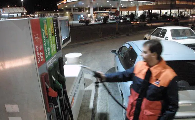 Conductores que pueden recibir hasta 1.250 euros de ayuda directa para combustible tras la aprobación del Gobierno