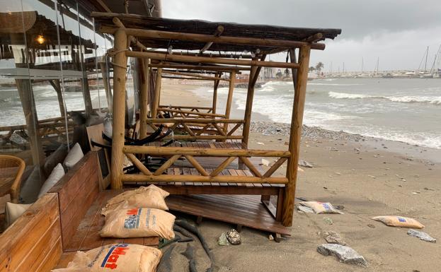 El alcalde de Estepona clama por espigones en las playas: «Los aportes de arena solo son un despilfarro»