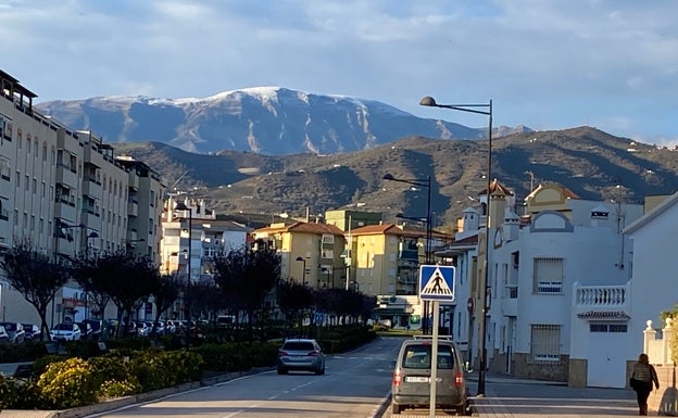 La Maroma, cubierta de nieve en su cima en plena primavera