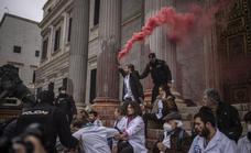 Activistas arrojan pintura roja a la fachada del Congreso de los Diputados