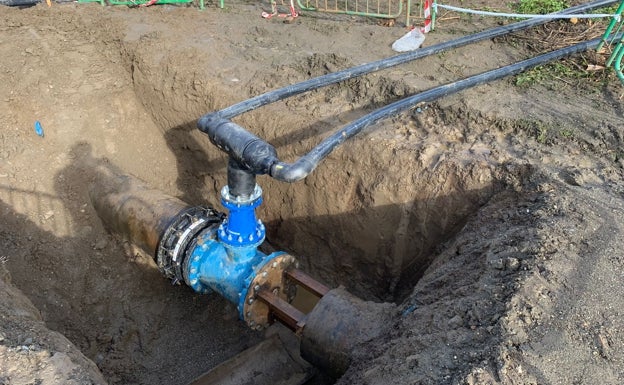 Siete mil vecinos de Benajarafe, Chilches y Valle-Niza recuperan el agua tras la rotura de una tubería por el temporal