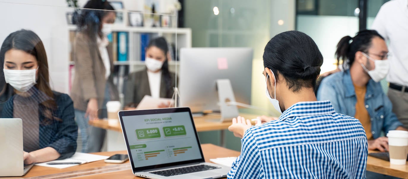 Fin de las mascarillas en interiores el día 20: las empresas podrán determinar su uso en los centros de trabajo