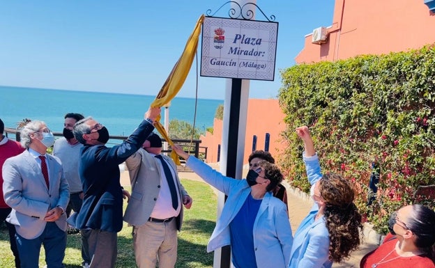 Salado destaca la «simbiosis» entre la costa y el interior en la inauguración de la plaza Mirador Gaucín