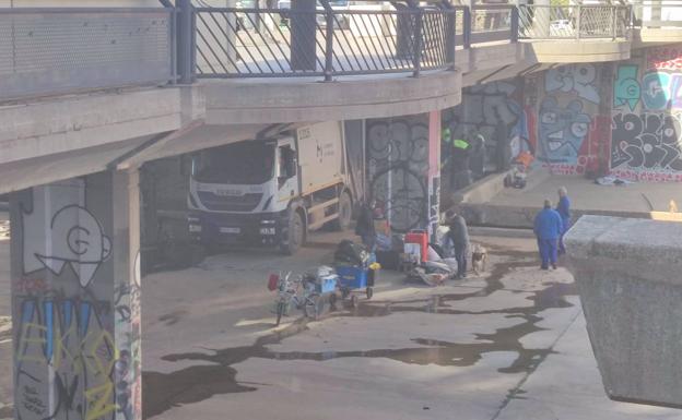 Desalojan a dos indigentes violentos asentados bajo el Puente de la Esperanza en Málaga