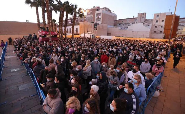 Público con mascarilla en la feria y traslado del preso en Málaga. 