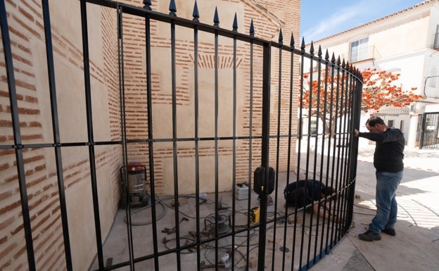 Instalan una valla en el exterior de la ermita de Las Angustias de Nerja para evitar actos vandálicos