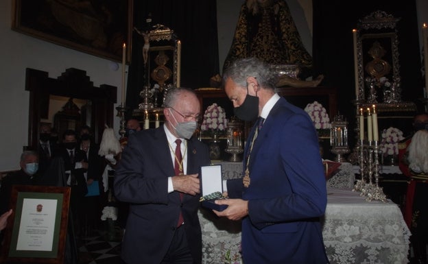 La Hermandad del Sepulcro recibe la Medalla de la Ciudad por su 125.º aniversario fundacional