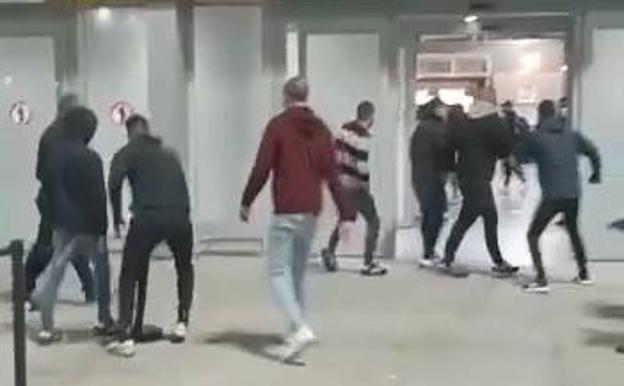 Seis detenidos por la batalla campal entre ultras del Málaga y el Sevilla en el aeropuerto