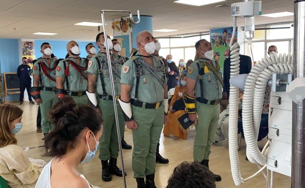 Legionarios y cofrades de Mena visitan a los niños ingresados en el Hospital Materno