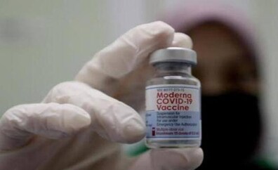 Retiran 765.000 dosis de la vacuna Moderna tras encontrar un mosquito en un vial de un centro de vacunación de Málaga