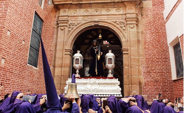 Primera salida de la procesión de la Pasión desde los Mártires tras la restauración de la iglesia