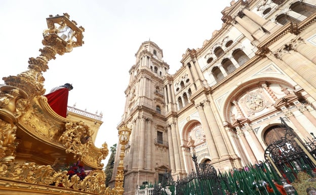 Oración por el fin de la guerra en Ucrania en el acto de Estudiantes ante la Catedral de Málaga