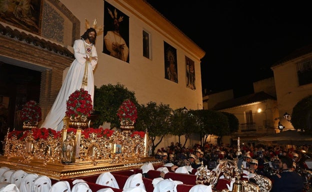 La Hermandad de 'Santa Marta' de Marbella se queda a las puertas de La Encarnación a causa de la lluvia