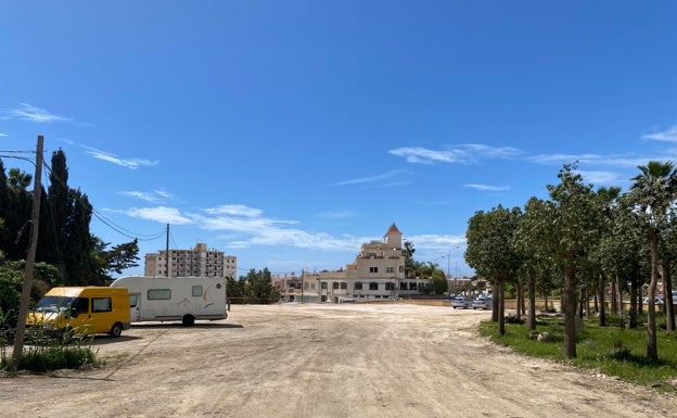 Nerja habilita 165 plazas de aparcamiento gratuitas en el acceso a la playa de Burriana