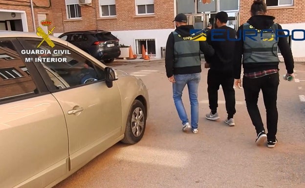 Detienen a un rapero en Fuengirola acusado de incitar a matar a policías y políticos en sus canciones