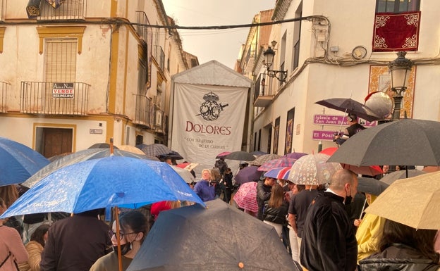 Los chubascos cambian los planes de las tres cofradías del Martes Santo en Vélez-Málaga