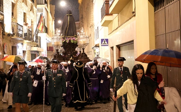 La lluvia rompe la procesión del Rescate cuando llegaba al centro en Antequera