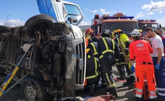Aparatoso accidente por el vuelco de una ambulancia en Málaga