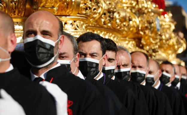 El presidente de la Junta vuelve a sacar el trono del Cristo de la Exaltación en Málaga y pide por la paz