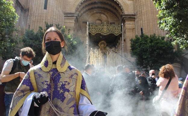 Las Penas traslada sus imágenes desde la Catedral de Málaga en una soleada mañana de Jueves Santo