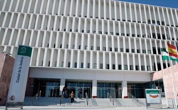 Cuatro años de prisión por abusar de una amiga de su hija en una piscina en Benalmádena