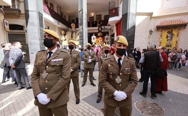 La Cofradía de Viñeros refuerza sus lazos con la Unidad Militar de Emergencias