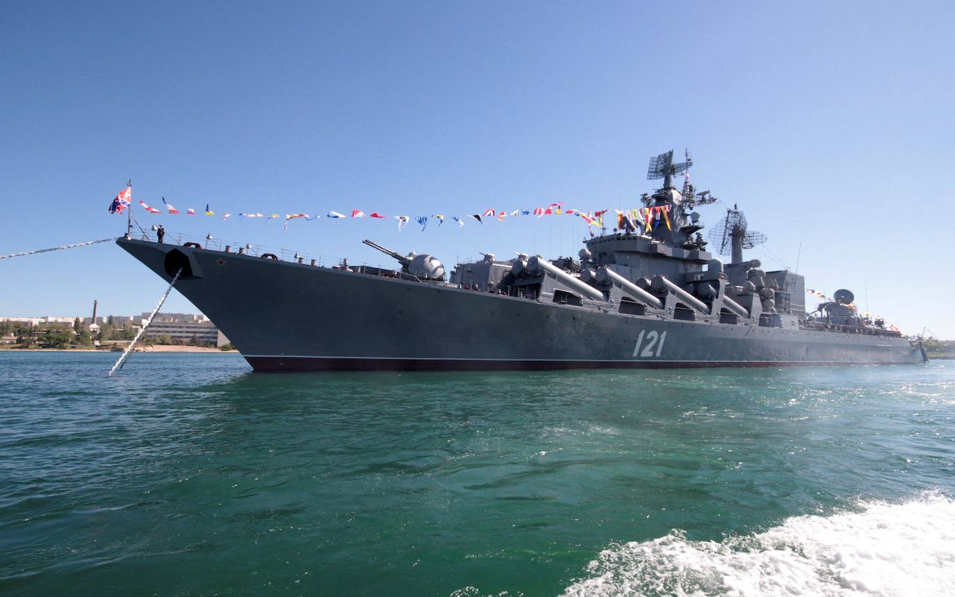 Una potente explosión hunde el buque insignia ruso en el mar Negro