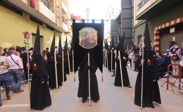 La Cofradía del Amor y la Caridad reestructura el orden de los nazarenos en la procesión
