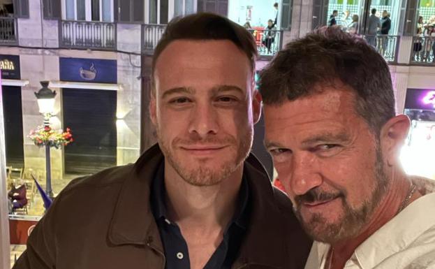 El actor Kerem Bürsin ('Love is in the air) conoce la Semana Santa de Málaga de manos de Antonio Banderas